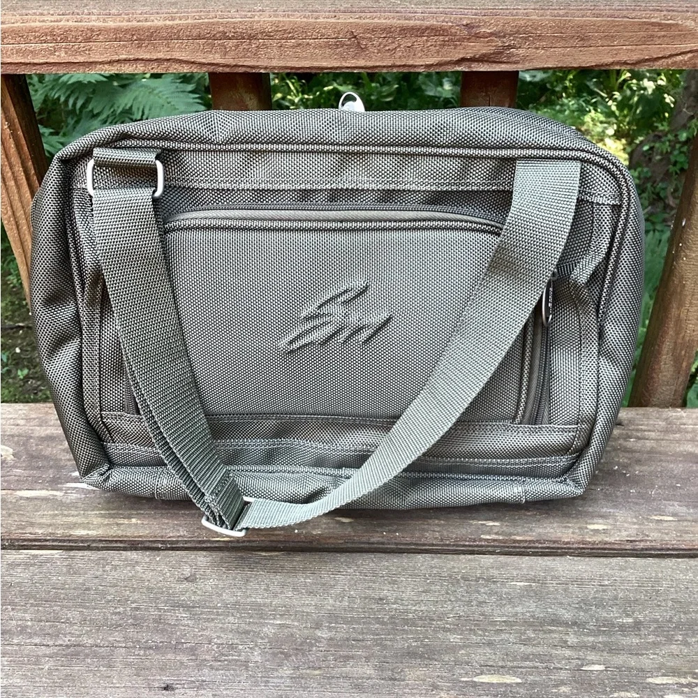 Stone Mountain 🆕WOT travel bag,tons of storage compartments, nylon carry strap